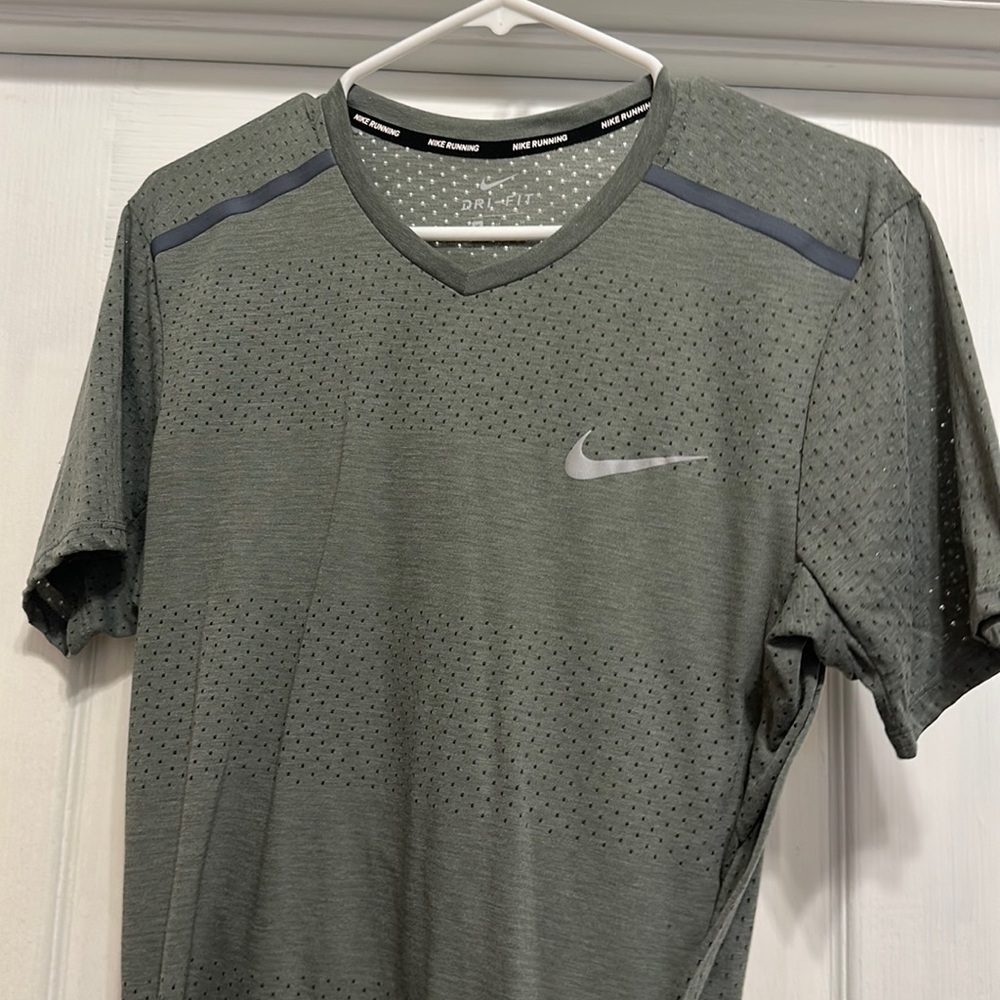 Nike dri fit size medium